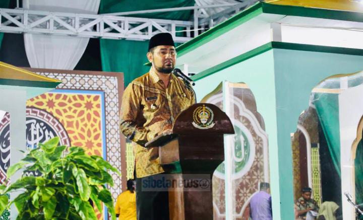 Gambar : Wakil Bupati Halmahera Selatan, Hasan Ali Bassam Kasuba Saat Memberikan Sambutan Ada Acara Penutupan STQH ke XXVII Tahun 2023 di Desa Laiwui, Kecamatan Obi. (foto/cecep).