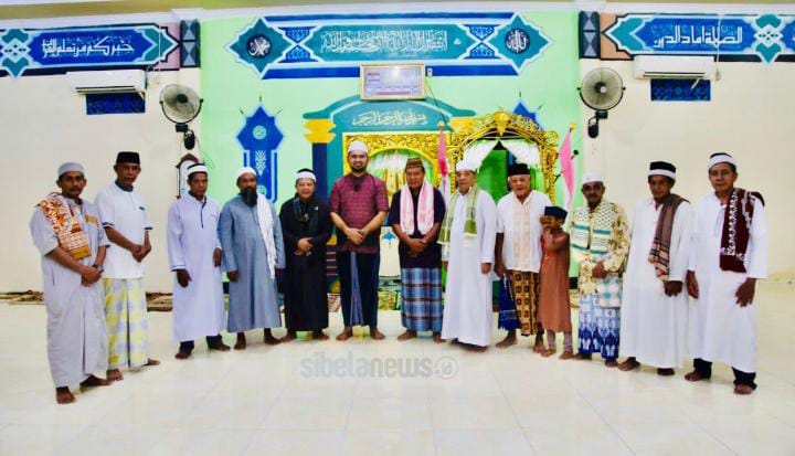 Gambar : Wakil Bupati Halmahera Selatan dan Tokoh Agama Gelar Foto Bersama di Masjid Al-Makiyah, Kampung Makean (foto/cecep).