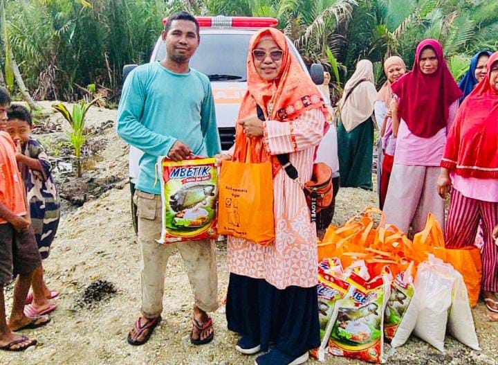 Gambar : Anggota Dewan Fraksi PKS Hj. Salma Samad Membagikan Sembako Ramadhan.