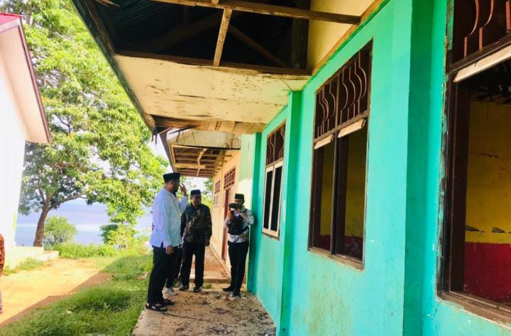 Gambar : Wakil Bapati Halsel, Hasan Ali Bassam Kasuba saat Tinjau Sekolah SD Yomen.