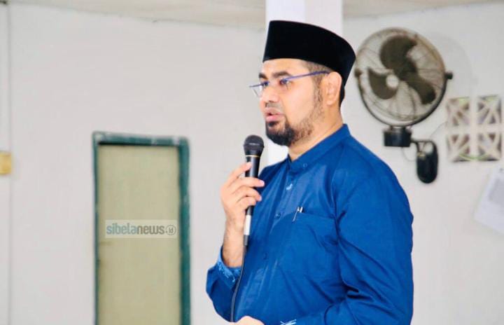 Gambar : Wakil Bupati Kabupaten Halmahera Selatan Hasan Ali Bassam Kasuba Saat Menyampaikan Tausiyah Di Masjid Al-Fajrih, (foto/Cecep).