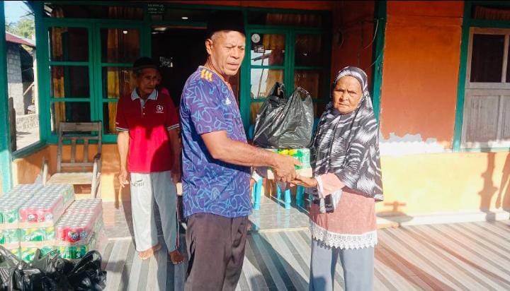 Gambar : Kades Gunange Din Muhajir Bagikan Paket Sembako.