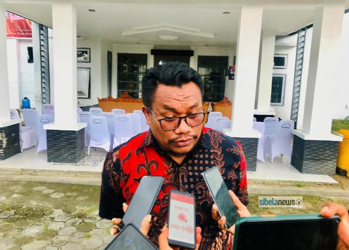 Gambar : Darmin Hi. Hasim Anggota KPU Halmahera Selatan (foto/alif).