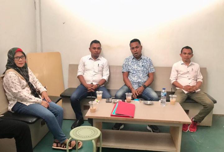 Gambar : Tim Hukum Bapak Abdul Halil Suatrat Saat Gelar Konferensi Perss.