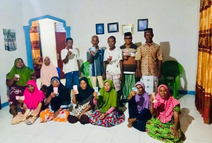 Gambar : Kolompok Penerima Manfaat bersama kepala Desa Buli Hata Muhamat.