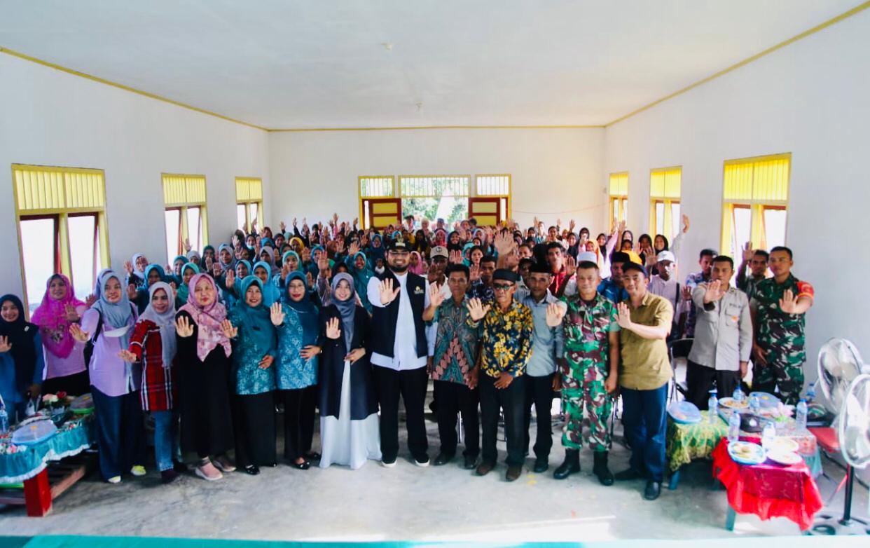 Gambar : Foto Wakil Bupati Halsel, Hasan Ali Bassam Kasuba sebagai Ketua Umum TPPS, Halsel, Ketua GOW Halsel, Ibu Rifa’at Al Sa’adah dan Tim Percepatan Penurunan Stunting (TPPS) Halsel, Bersama Masyarakat Desa Dolik (foto/cecep).