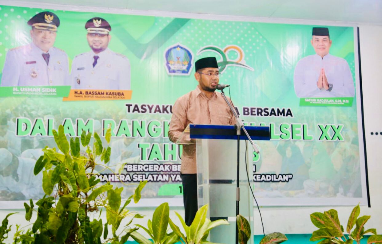 Gambar : Wakil Bupati Halmahera Selatan, Hasan Ali Bassam Saat Menyampaikan Sambutan Di Acara Zikir dan Doa dalam memperingati Hari Jadi Halsel Ke 20 di Lapangan Mardeka. (cecep)