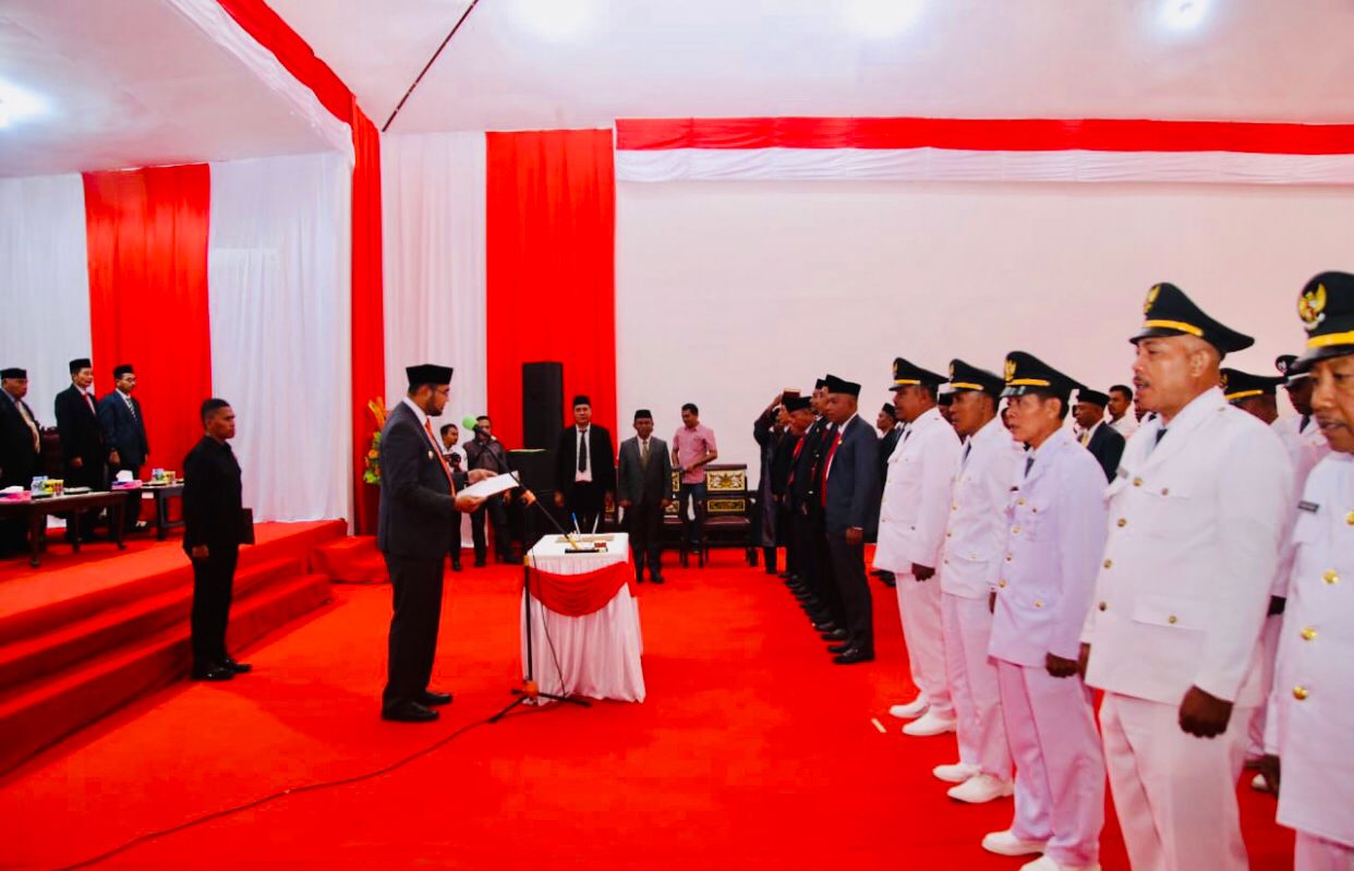 Gambar : Hasan Ali Bassam Kaduba Wakil Bupati Halsel, Saat Melantik. (FG/Cecep)