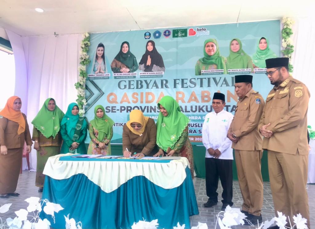 Gambar : Kadis DP3AKB dr. Vita Saat Tandatangan Kesepakatan.
