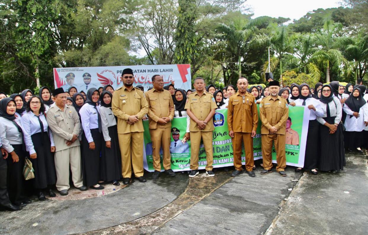 Gambar : Bupati dan Wakil Bupati Halsel Saat Menyerahkan SK PPPK Tenaga Guru.