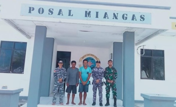 Gambar : Kedua Nelayan Kembali Di Evakuasi Di Posal Miangas Sulawesi Utara.