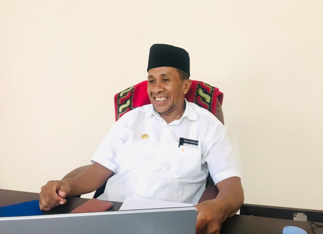 Gambar : Usman Hamza Kepala Desa Tomori, Kecamatan Bacan, Kabupaten Halmahera Selatan.