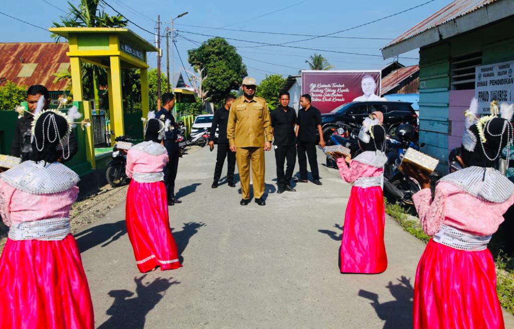 Gambar : Hasan Ali Bassam Kasuba Saat di Sambut dengan Tari Dendang, dalam Acara Grebek Stunting di Kecamatan Bacan, Desa Marabose (fg : Cecep)