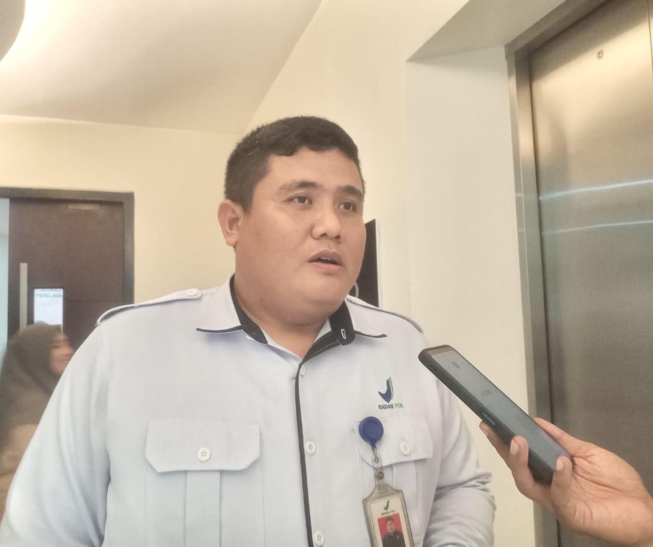 Gambar : Kepala BPOM Maluku Utara, Tri Wandiro, saat di temui awak media.