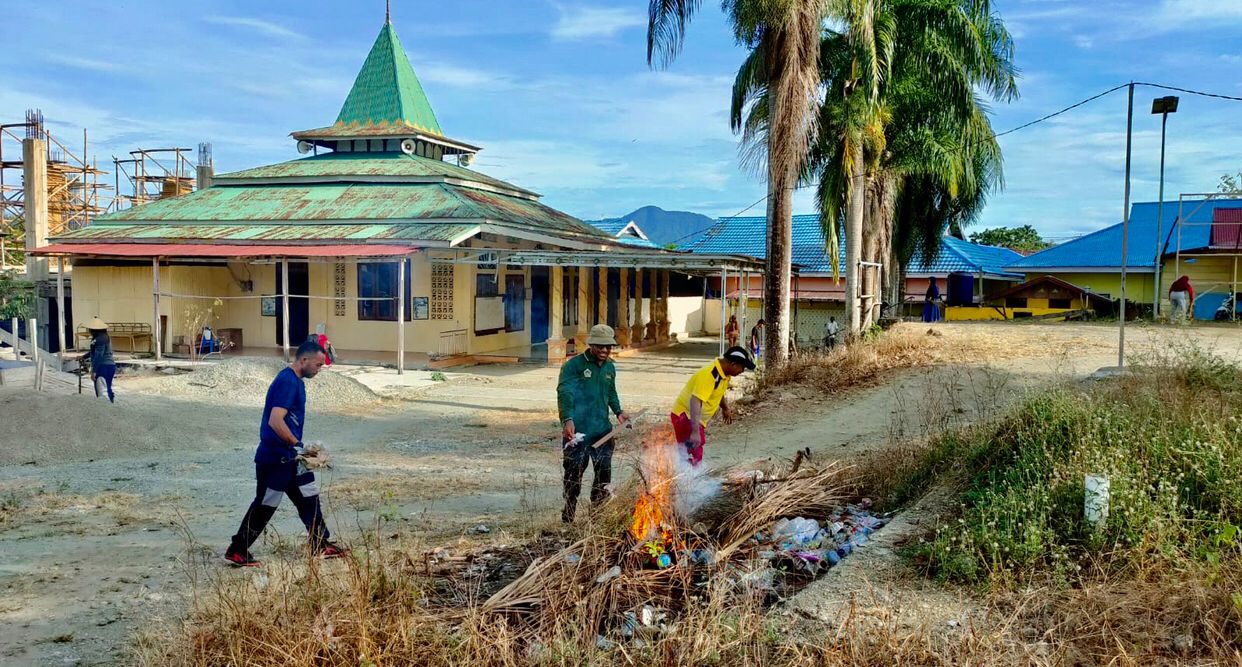 Gambar : Dinas Pertanian Saat Mengelar Pembersian Di Masjid Al-Qausar Tomori Yang Dipimpin oleh Kadis.