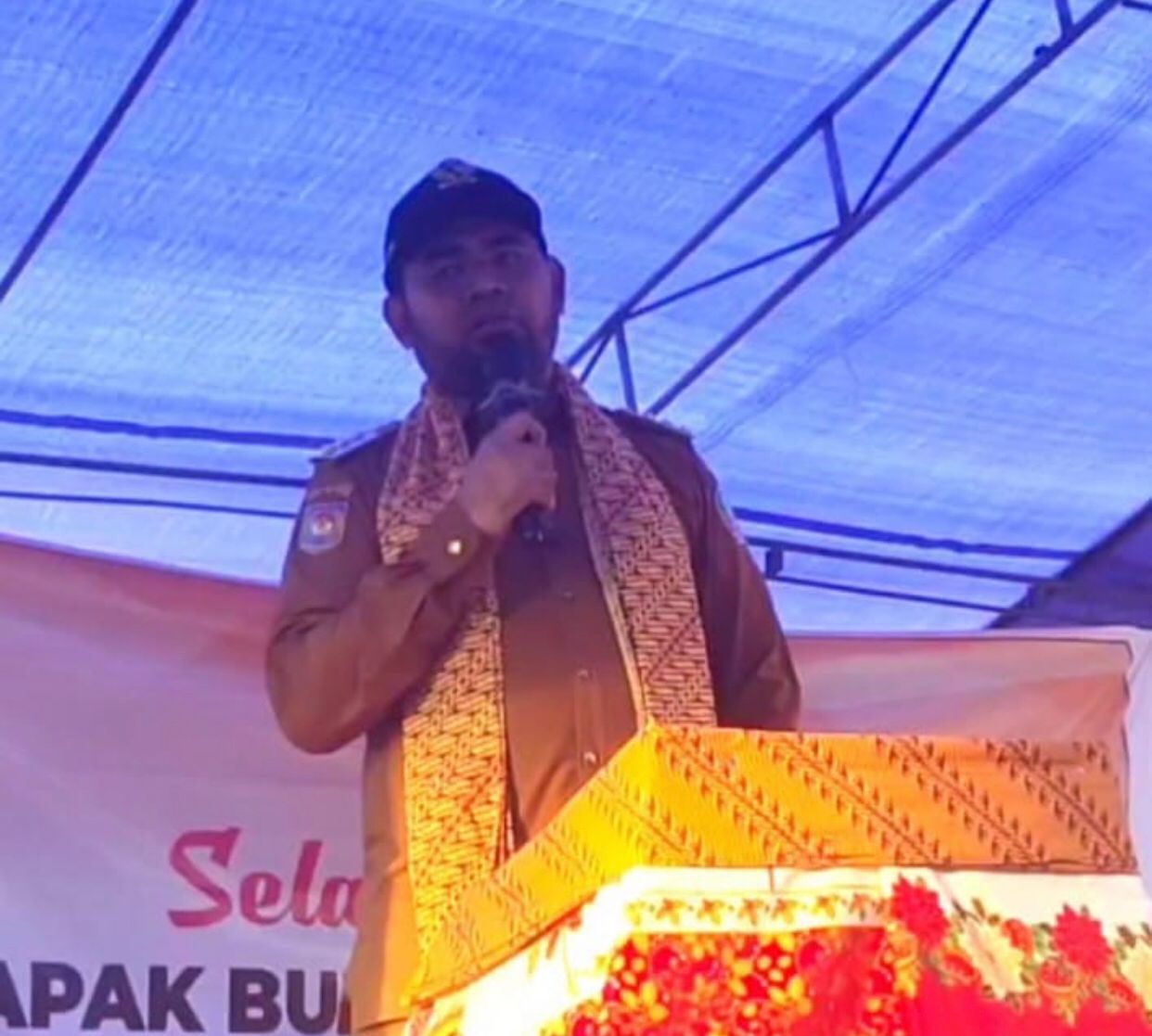 Gambar : Hasan Ali Bassam Kasuba, Bupati Halmahera Selatan, Saat Menyampaikan Sambutan dalam Kunjungan Kerja.