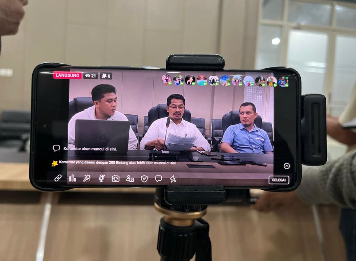 Gambar : Ketua BKPPD Halsel Dr. Abdilah Kamarullah Saat Menyampaikan Konferensi Pers.