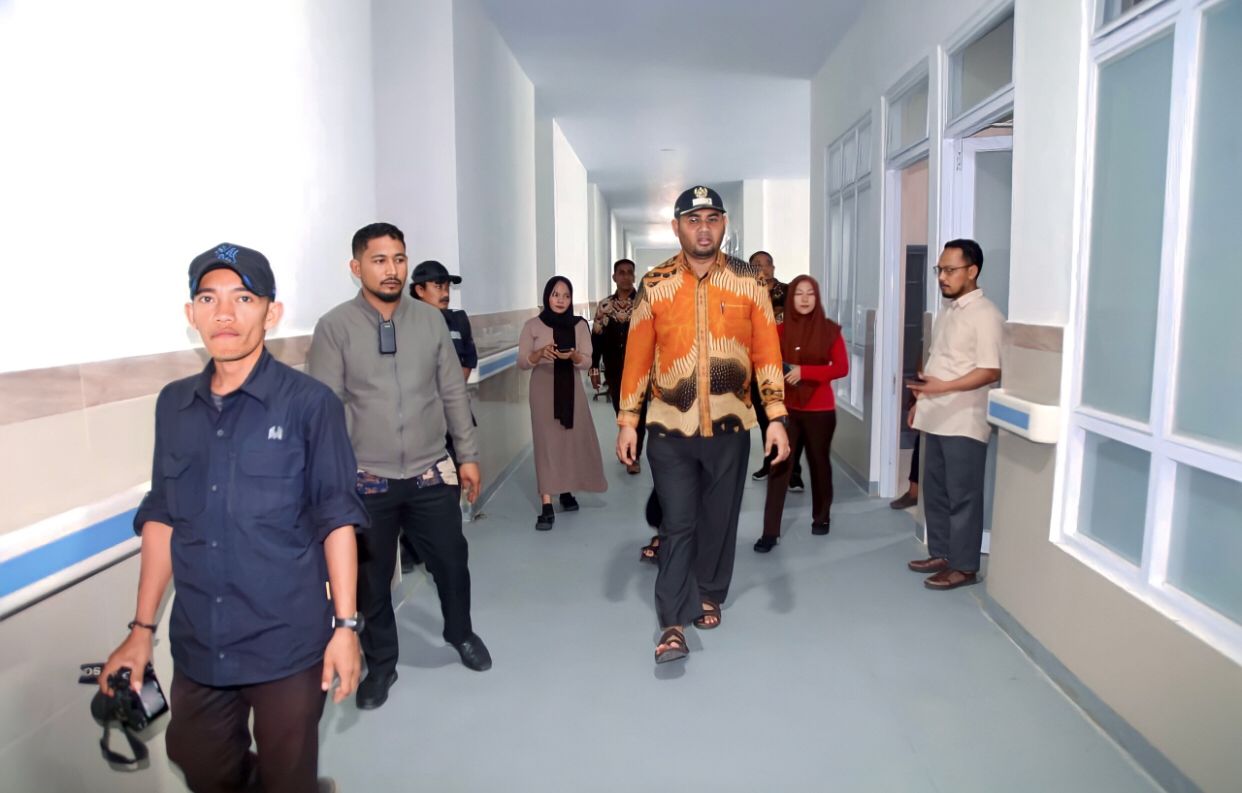 Gambar : Bupati Halsel, Hasan Ali Bassam Kasuba, Saat Sidak Di Rumah Sakit Pratama Bisui.