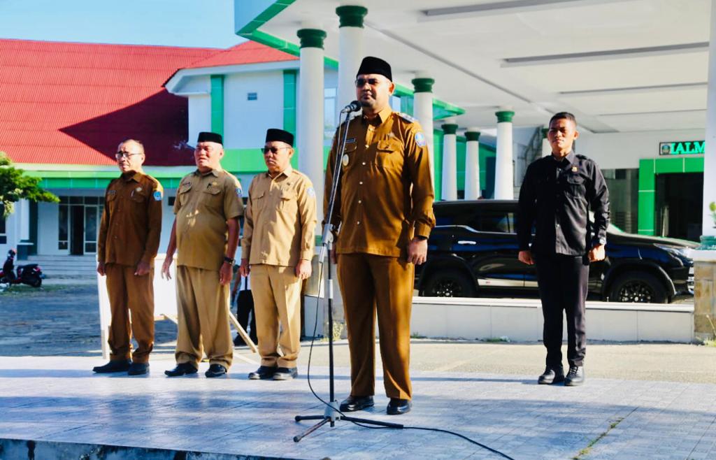 Gambar : Bupati Halmahera Selatan Hasan Ali Bassam Kasuba Saat Memimpin Apil hari Senin (fg:cecep)