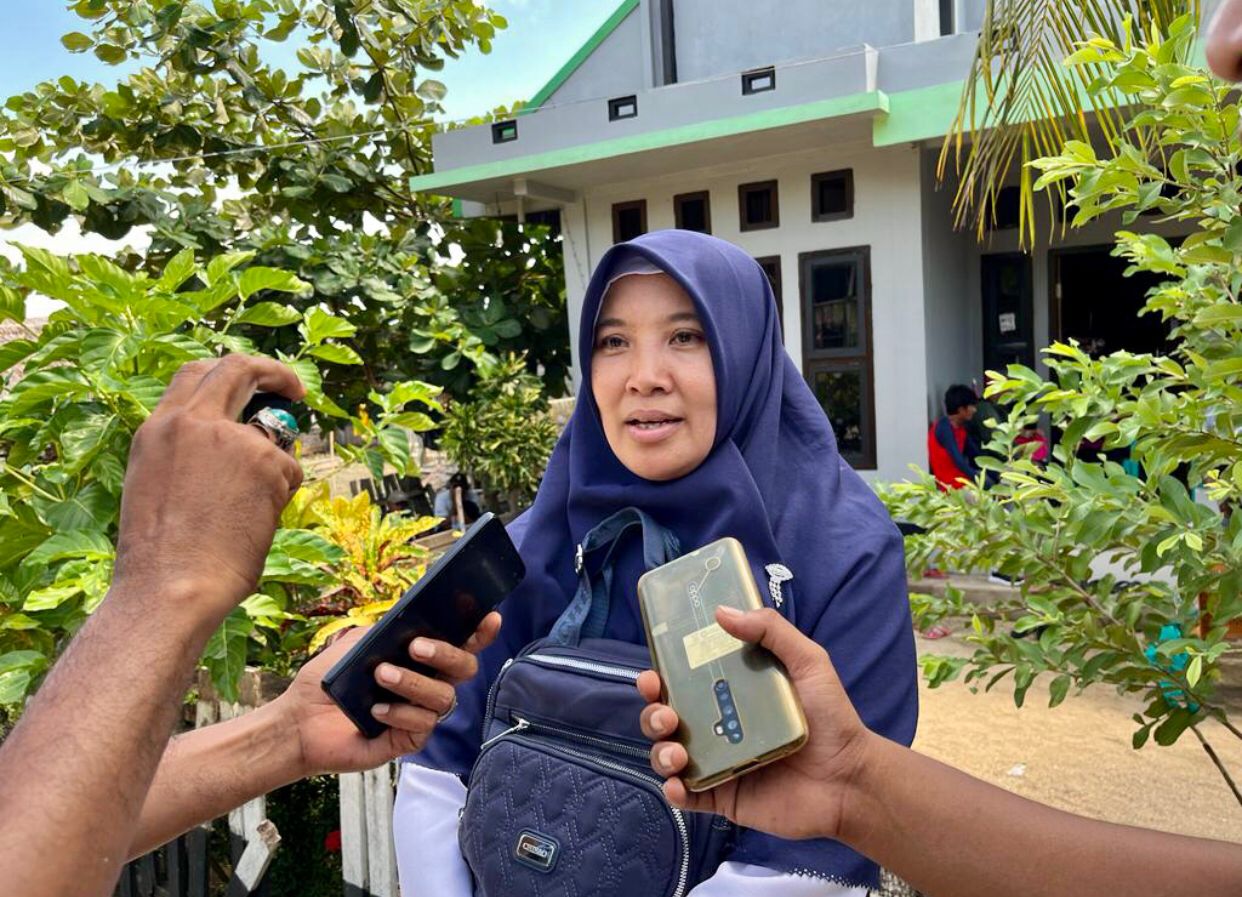 Gambar : Siti Khotijah  PLT Kepala Dinas Pendidikan Kabupaten Halmahera Selatan, saat di wawancarai sejumlah Wartawan.