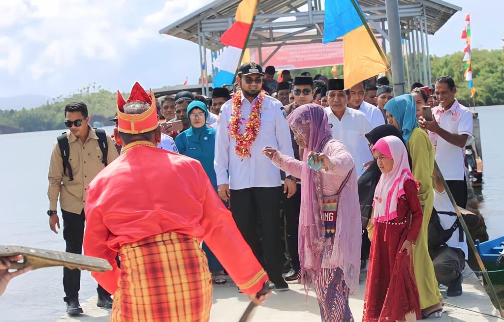 Gambar : Bupati Halsel Bassam Kasuba saat di jamu Tarian Cakalele Saat penjemputan kunjungan kerja di Desa Lata Lata.