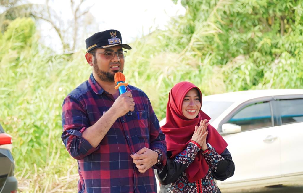 Gambar : Bupati Halsel, Bassam Kasuba Bersama Istri Ibu Rifa’at Al Sa’adah.