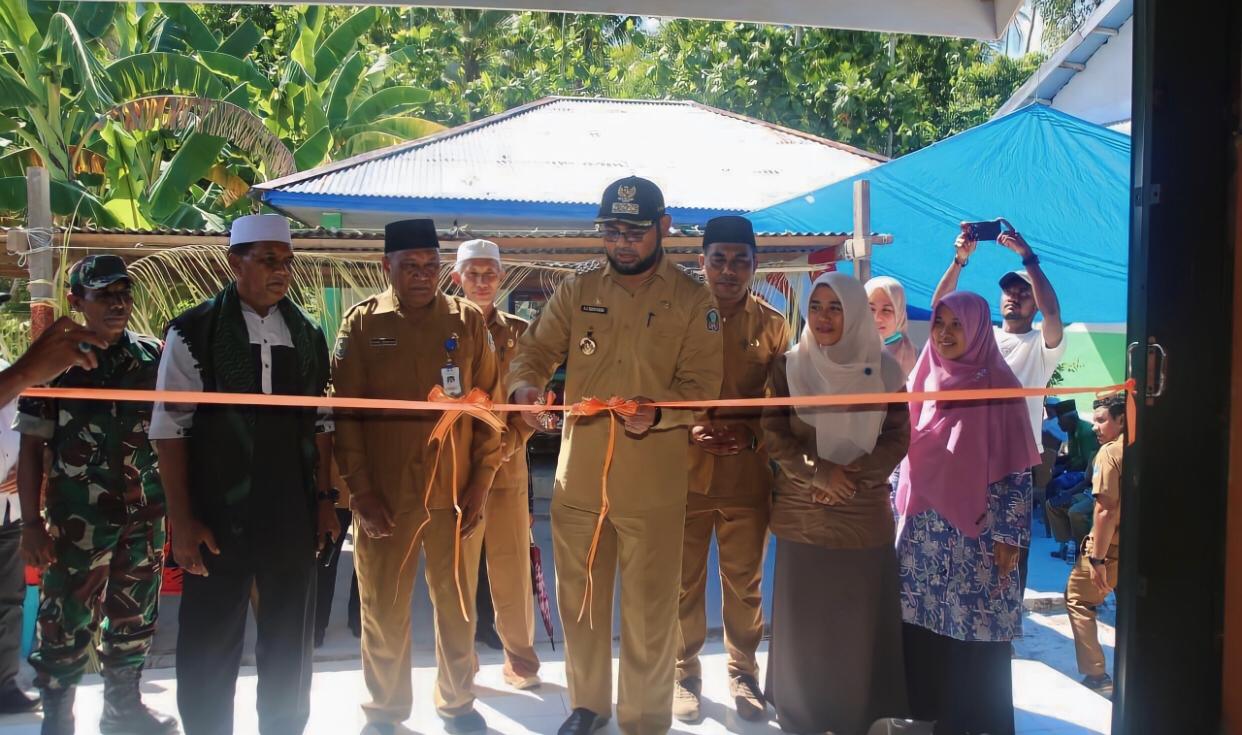 Gambar : Bupati Halsel, Hasan Ali Bassam Kasuba Meresmikan bangunan lumbung pangan desa Gonone.