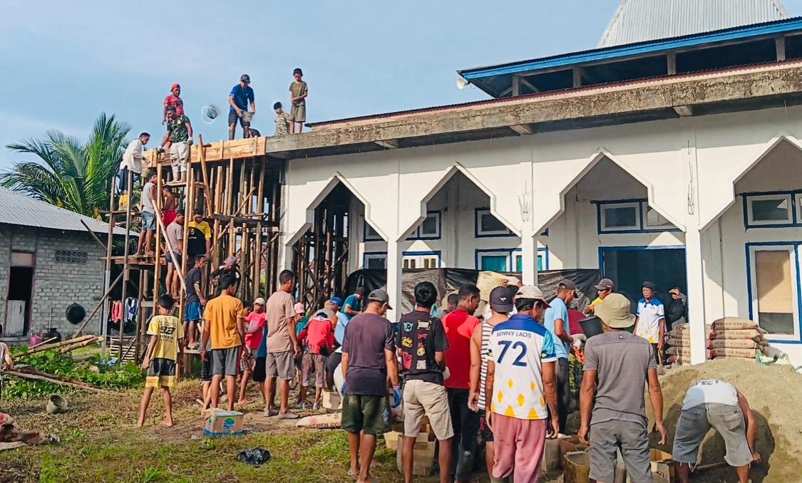 Gambar : Saat Giat Pengecoran Bangunan Masjid Nurul Shalat Desa Labuha.