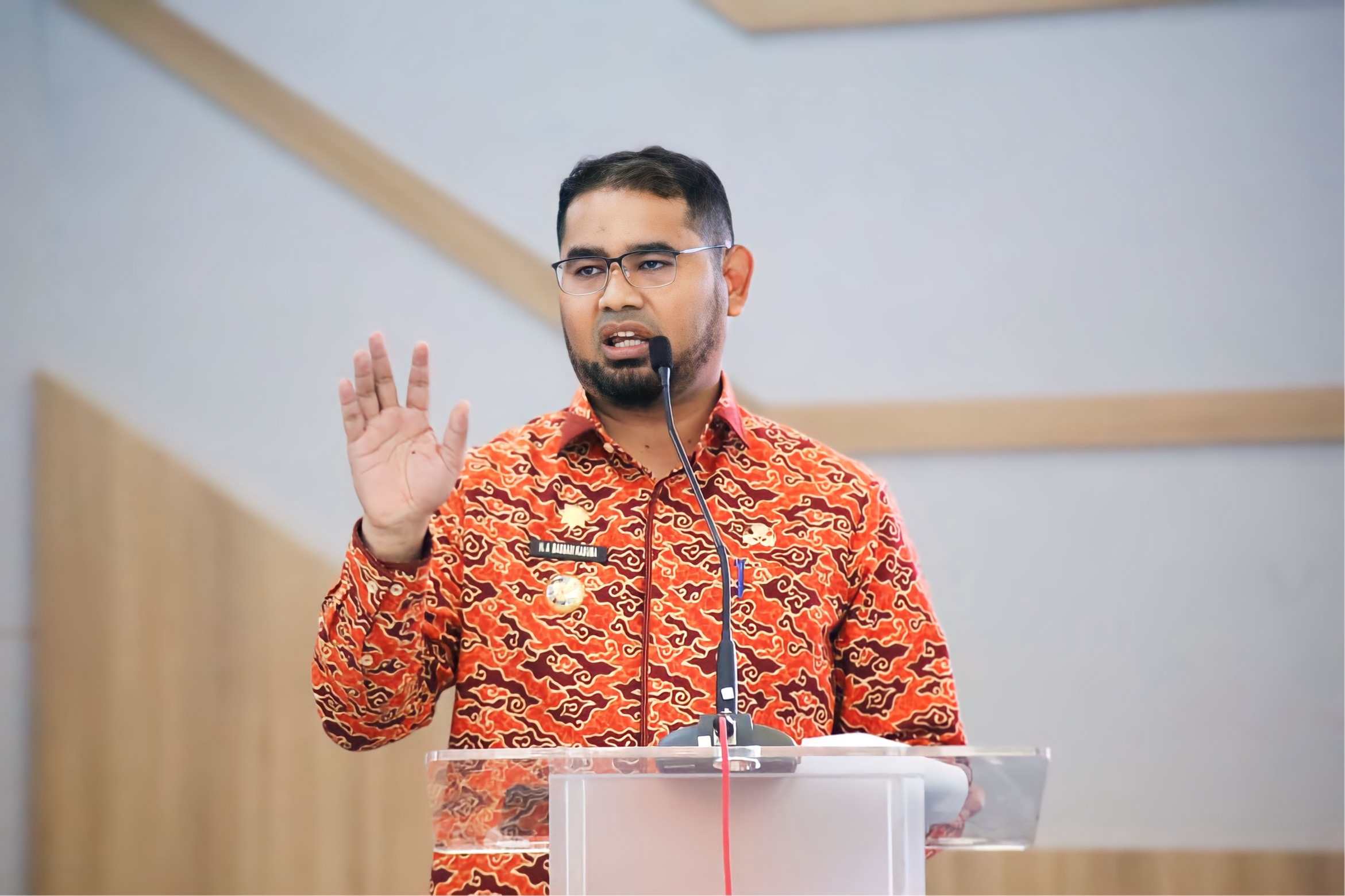 Gambar : Hasan Ali Bassam Kasuba, Bupati Kabupaten Halmahera Selatan.
