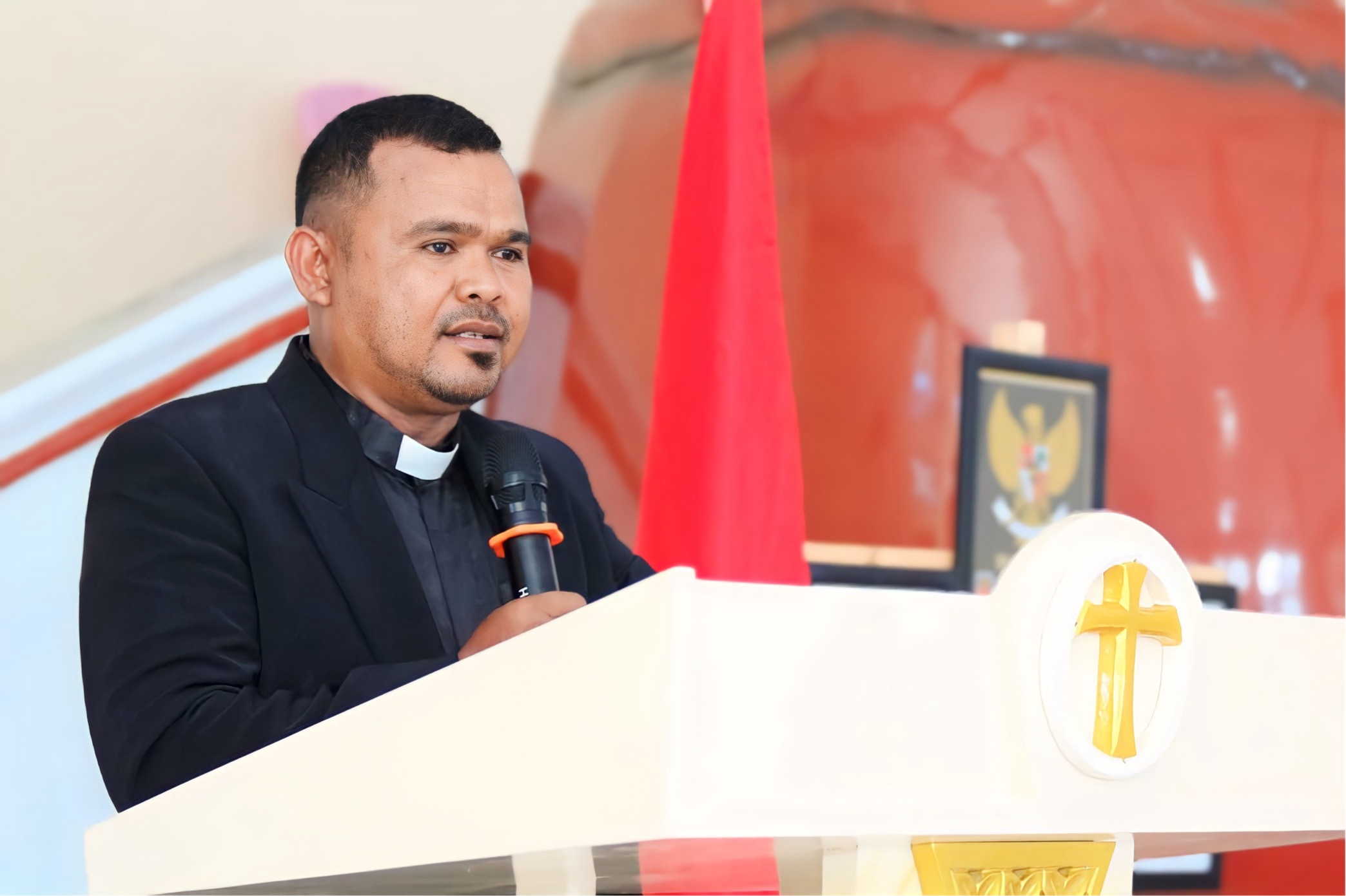 Gambar : Pdt. Albert Efraim Kofit, M.Si ketua Klasis GPM pulau-pulau Bacan.