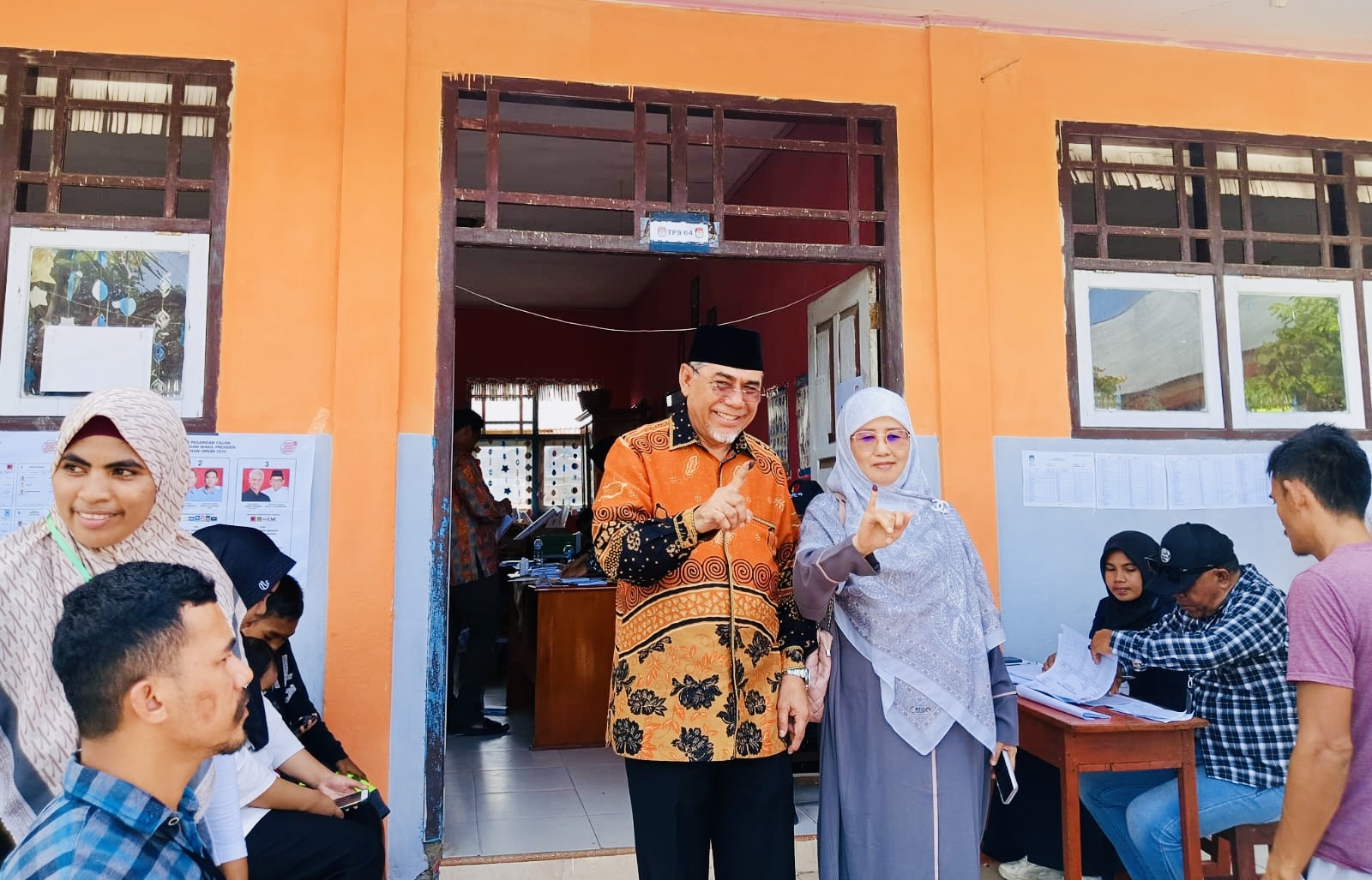 Gambar : Ketua BPW DPP PKS Indonesia Timur, Dr. H Muhammad Kasuba, MA bersama Istri Gunakan Hak Pilih Di TPS 04 Desa Babang.