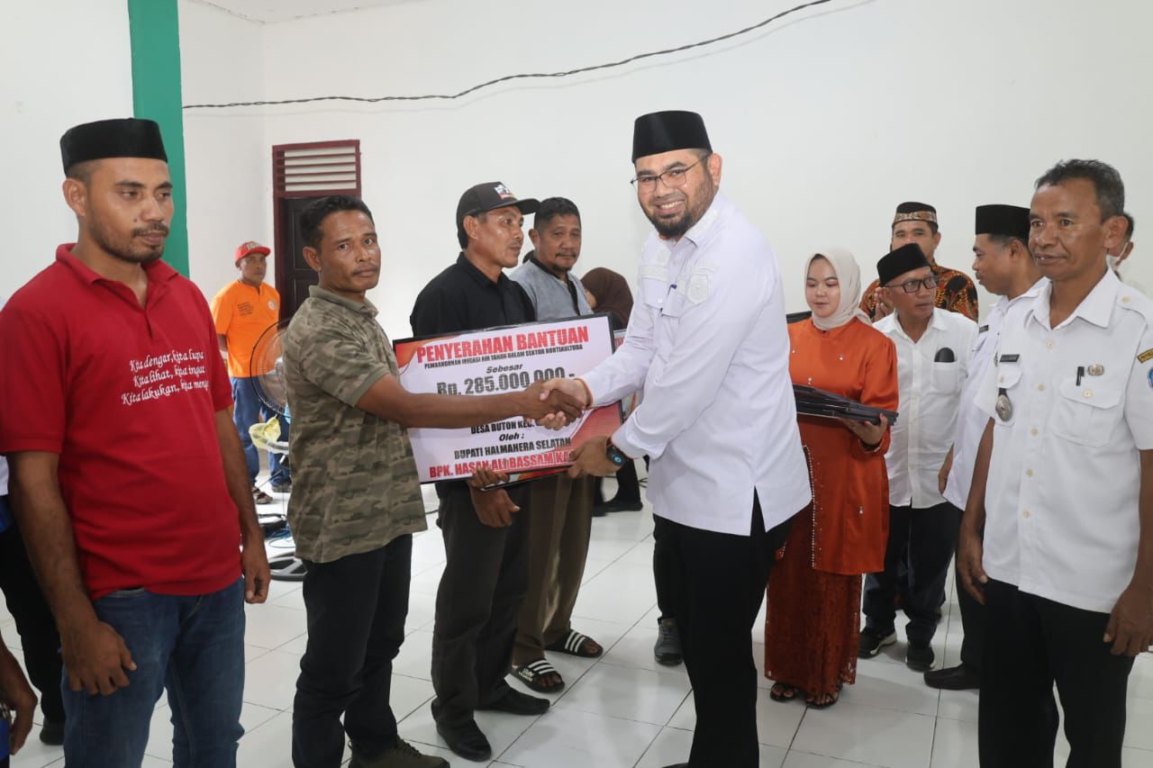 Gambar : Bassam Kasuba Bupati Halsel serahkan bantuan.