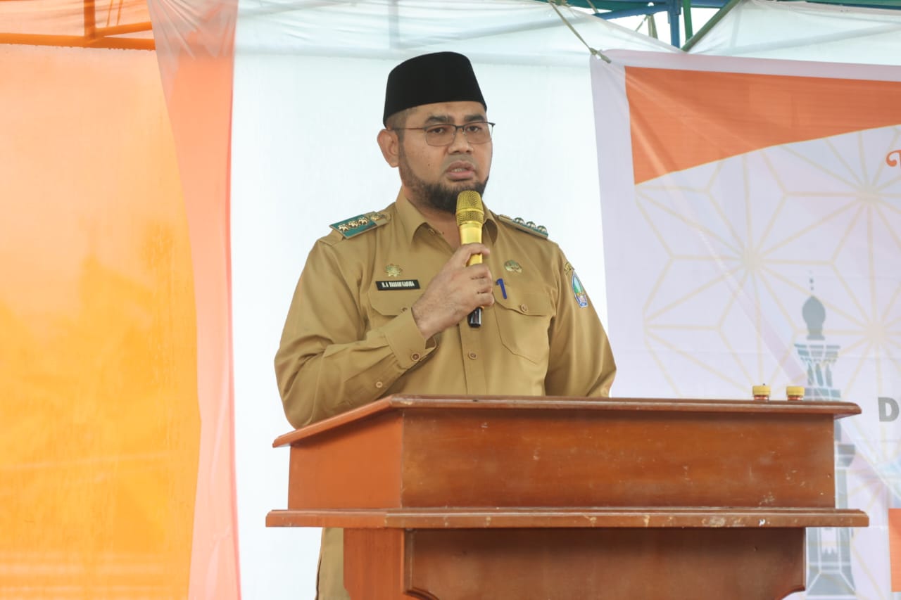 Gambar : Hasan Ali Bassam Kasuba, Bupati Kabupaten Halmahera Selatan.