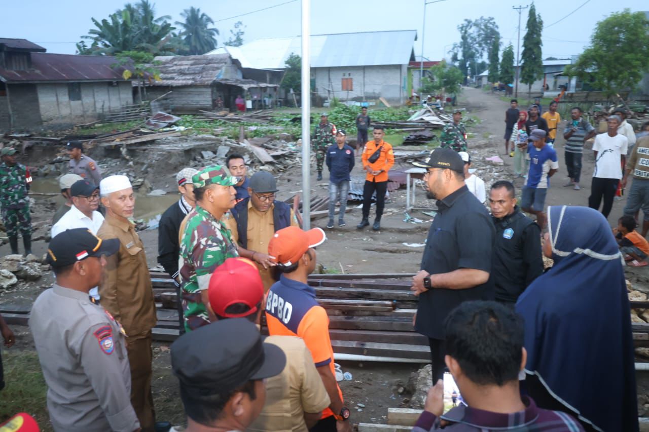 Gambar : Hasan Ali Bassam Kasuba Bupati Halsel, turun langsung di Lokasi Banjir.