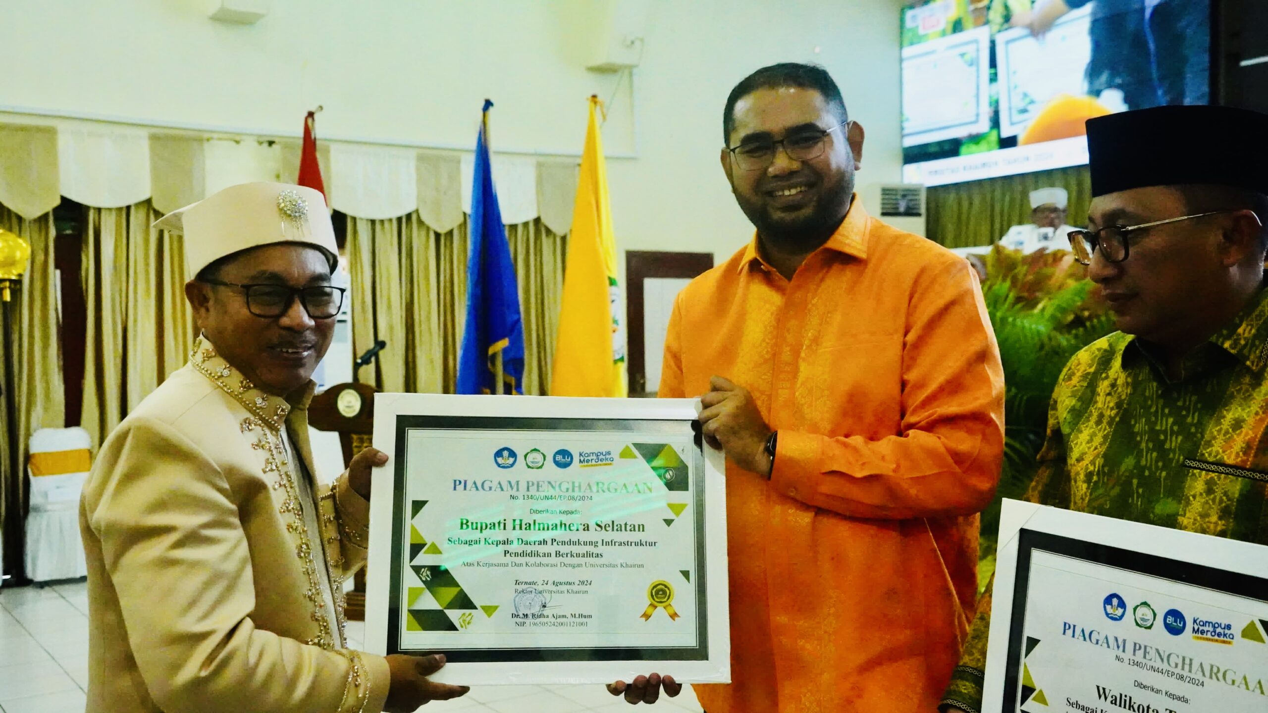 Gambar : Bupati Halsel Hasan Ali Bassam Kasuba Menerima Penghargaan.