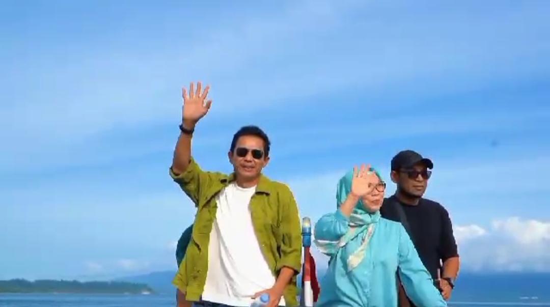 Gambar : Wakil Bupati Helmi Umar Muhcin dan Istri,