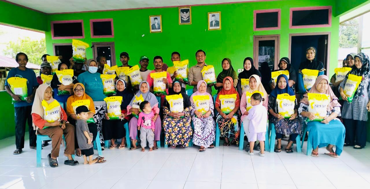 Gambar : Masyarakat Menenrima Bantuan Beras Dari Bupati. 