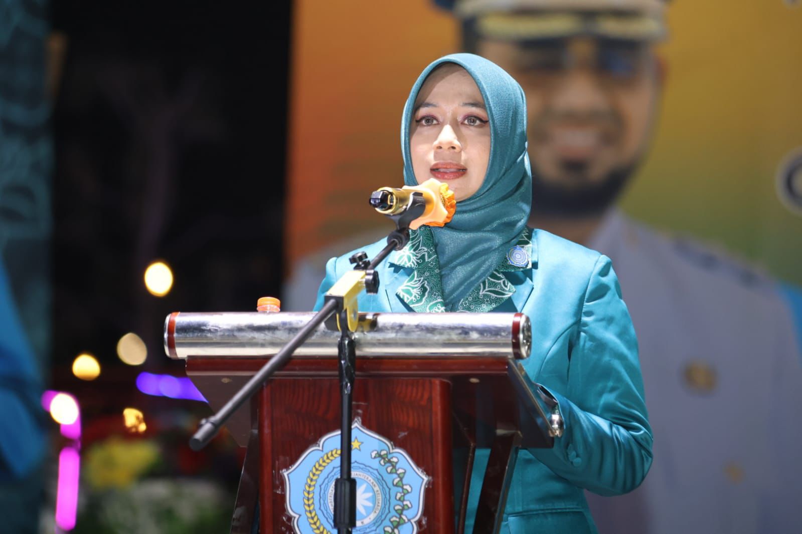 Gambar : Ny. Rifa'at Al Sa'adah Bassam Ketua TP PKK Kabupaten Halmahera Selatan Saat memberikan Sambutan.