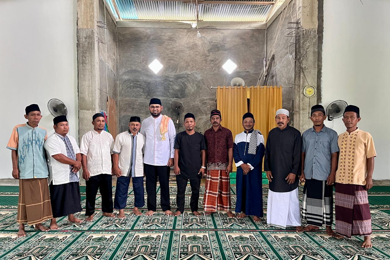 Gambar : Bupati Halsel, Bassam Kasuba bersama Imam dan Badan Sarah Masjid Nurul Hasna Desa Kupal.