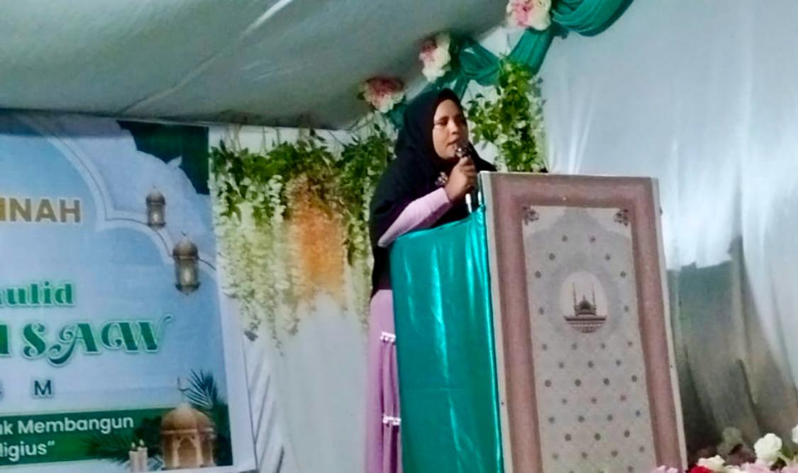 Gambar : Pejabat Kepala Desa Fluk Anisa Muhamad Saat menyampaikan Sambutan.