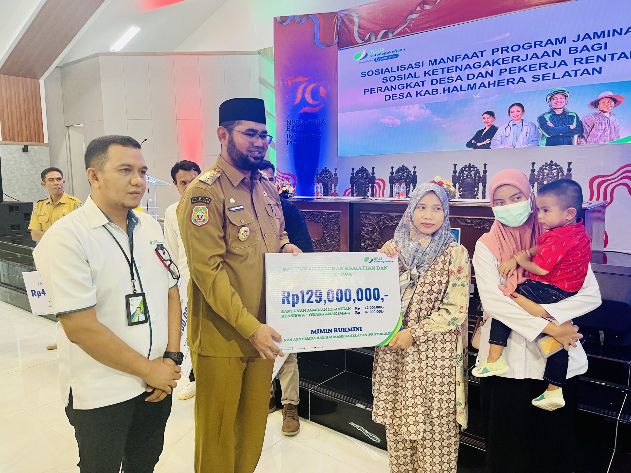 Gambar : Bupati Bassam Kasuba serahkan Jaminan Kematian di Ibu Mimin Rukmini.