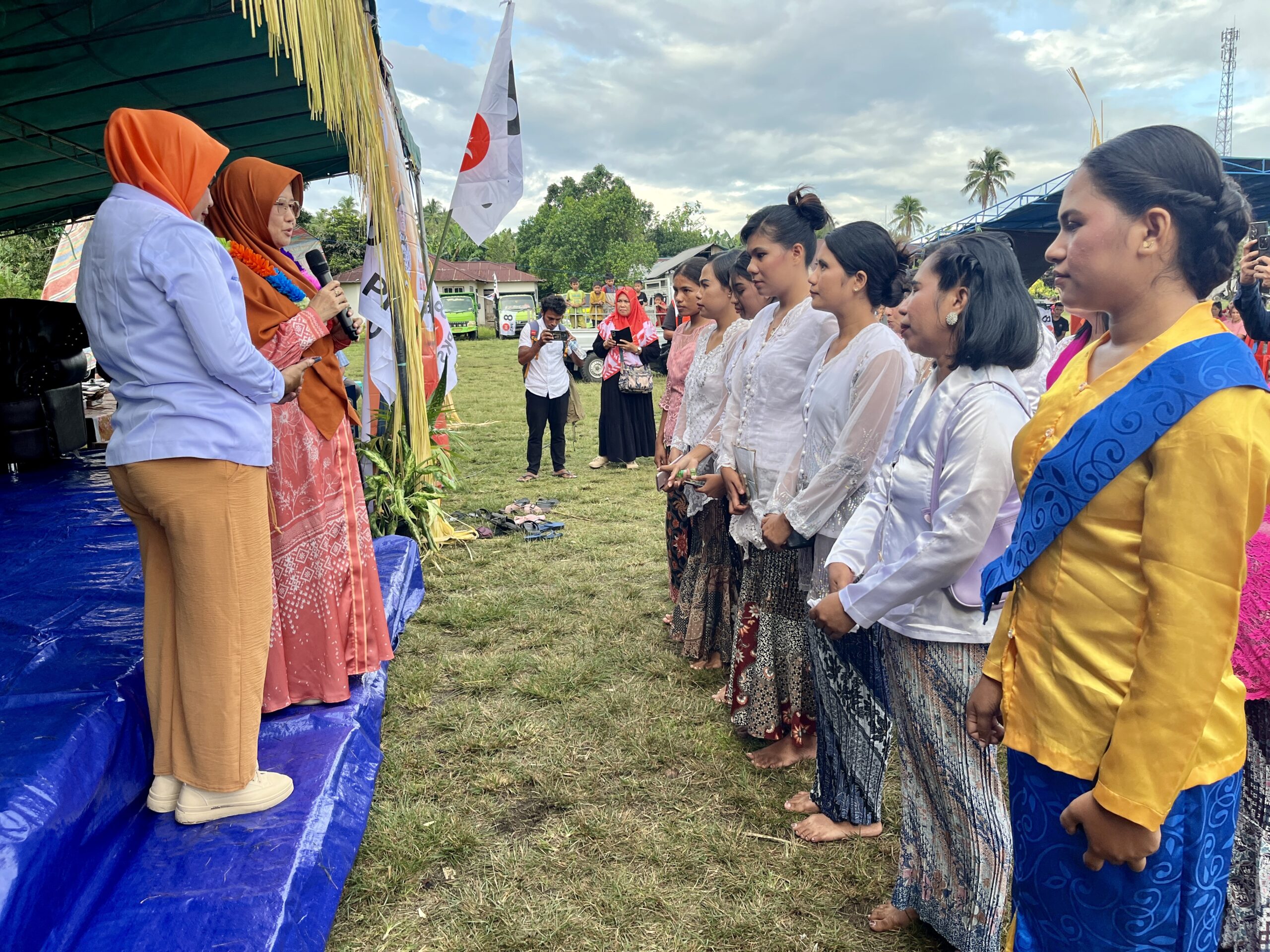 Gambar : Ny. Diah Erawati Mengukuhkan Putri Boenge.