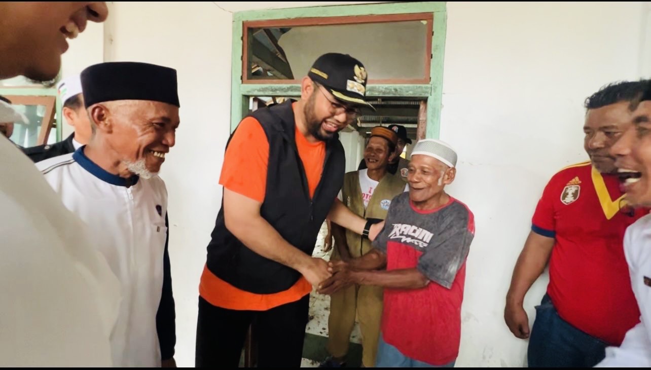Gambar : Bupati Halsel Bassam Kasuba bersama Wakil Imam yang Mendapat Jatah Umroh Gratis.