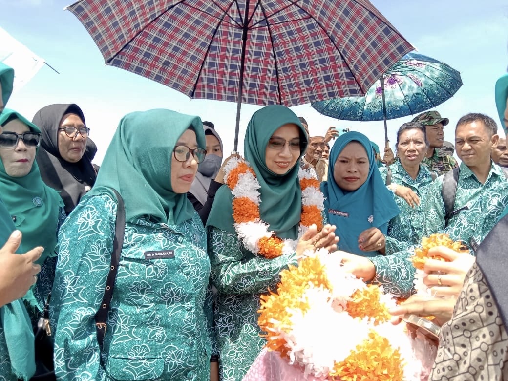 Gambar : Ny. Rifa’at Al Sa’adah Bassam Saat Dijemput.
