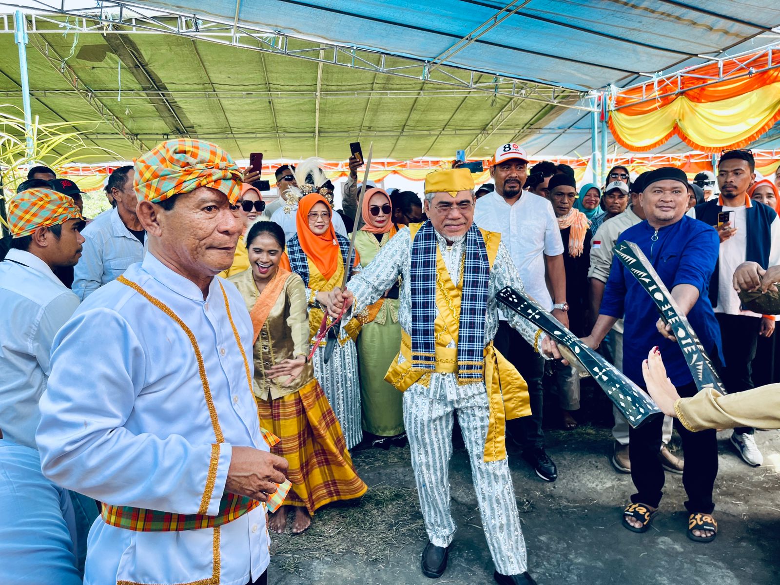 Gambar : Dr. H Muhammad Kasuba Disambut deengan Tarian Cakalele.