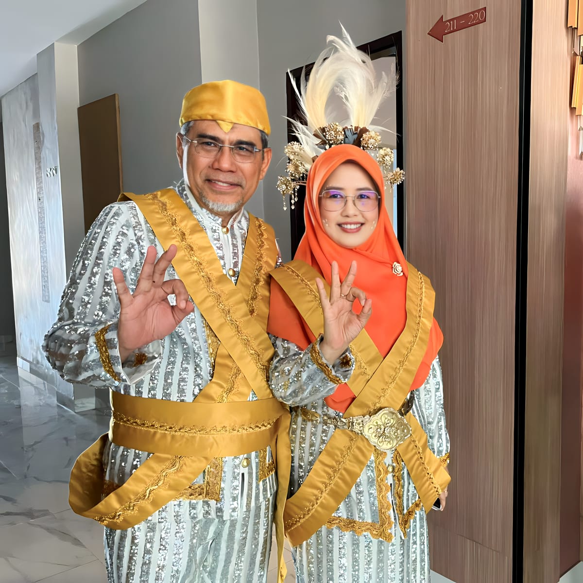 Gambar : Putra Canga, Dr.  H Muhammad Kasuba bersama Istri Ny. Diah Erawati Saat Menggunakan Pakaian Adat Suku Tobelo Galela.
