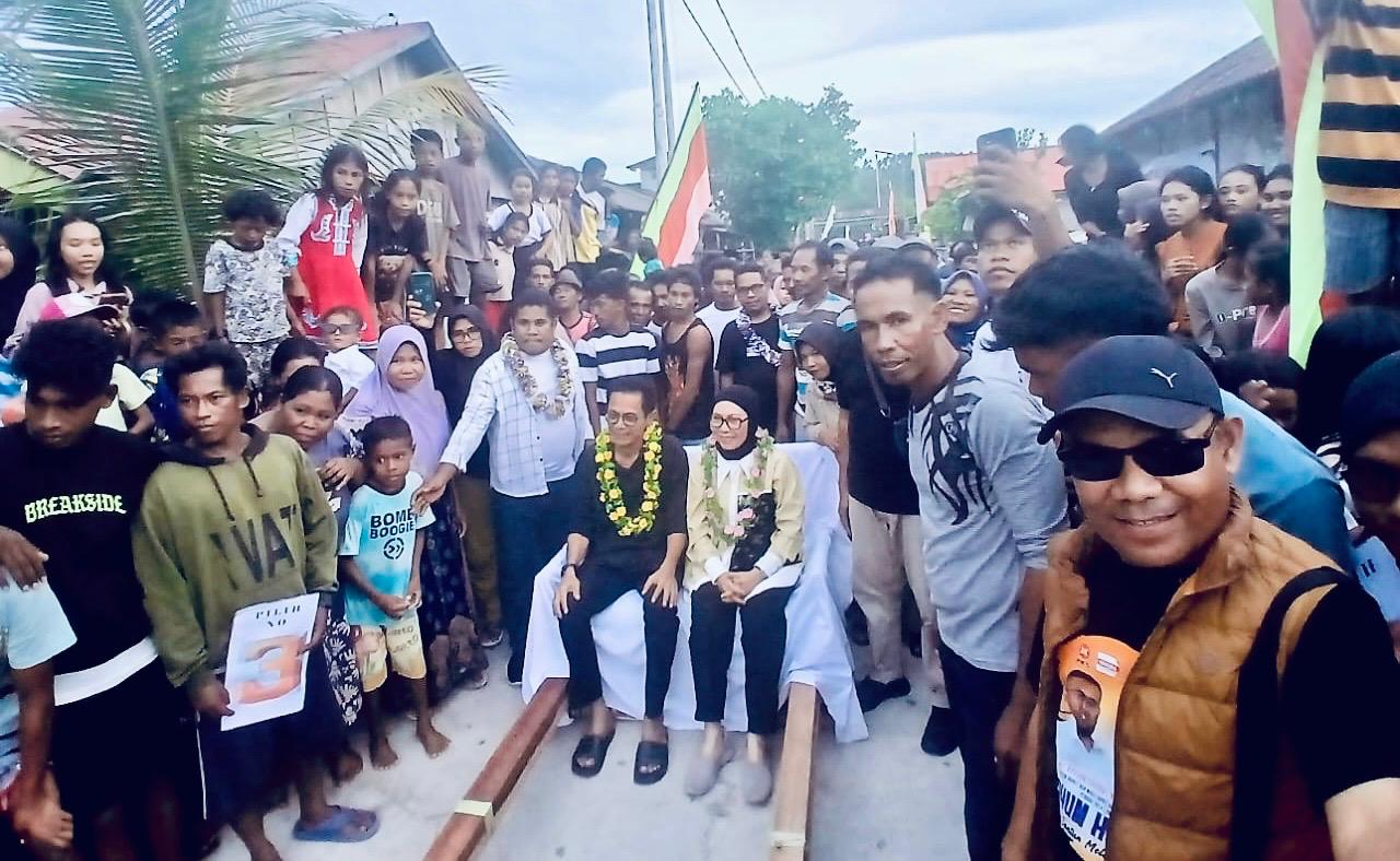 Gambar :  Pak Helmi dan Istri Ditandu oleh Ribuan Masyarakat Pulau Gala.
