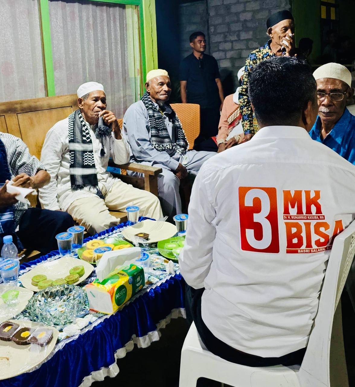 Gambar : Wakil Gubernur Maluku Utara, Basri Salam dan para Imam dan badan sarah saat Berbincang.