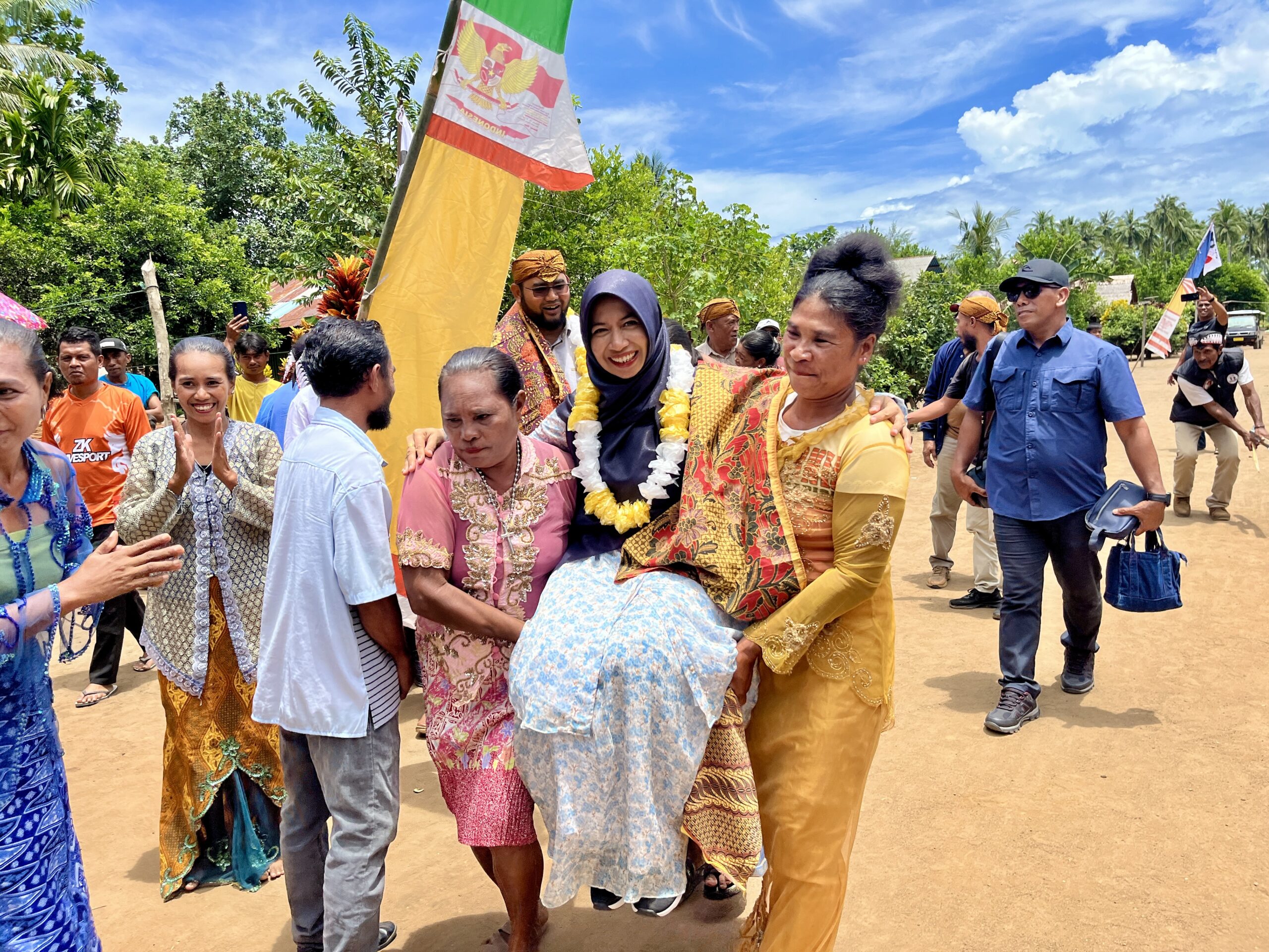 Gambar : Ibu Rifa’at Al sa’adah saat di Tandu Ibu-Ibu Desa Kuo.