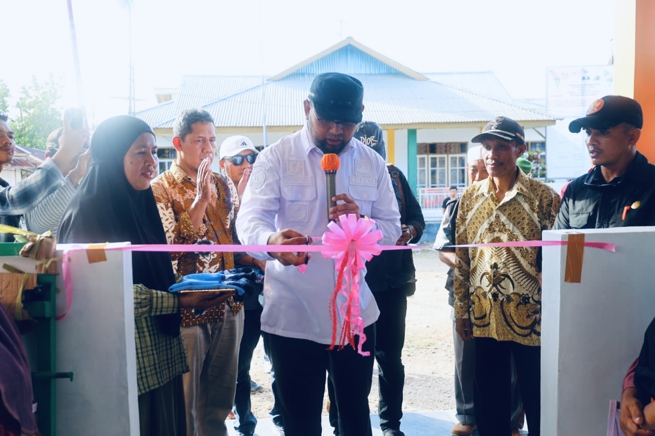 Gambar : Bupati Bassam Kasuba potong Pita tanda peresmian polondes Desa Madopolo.